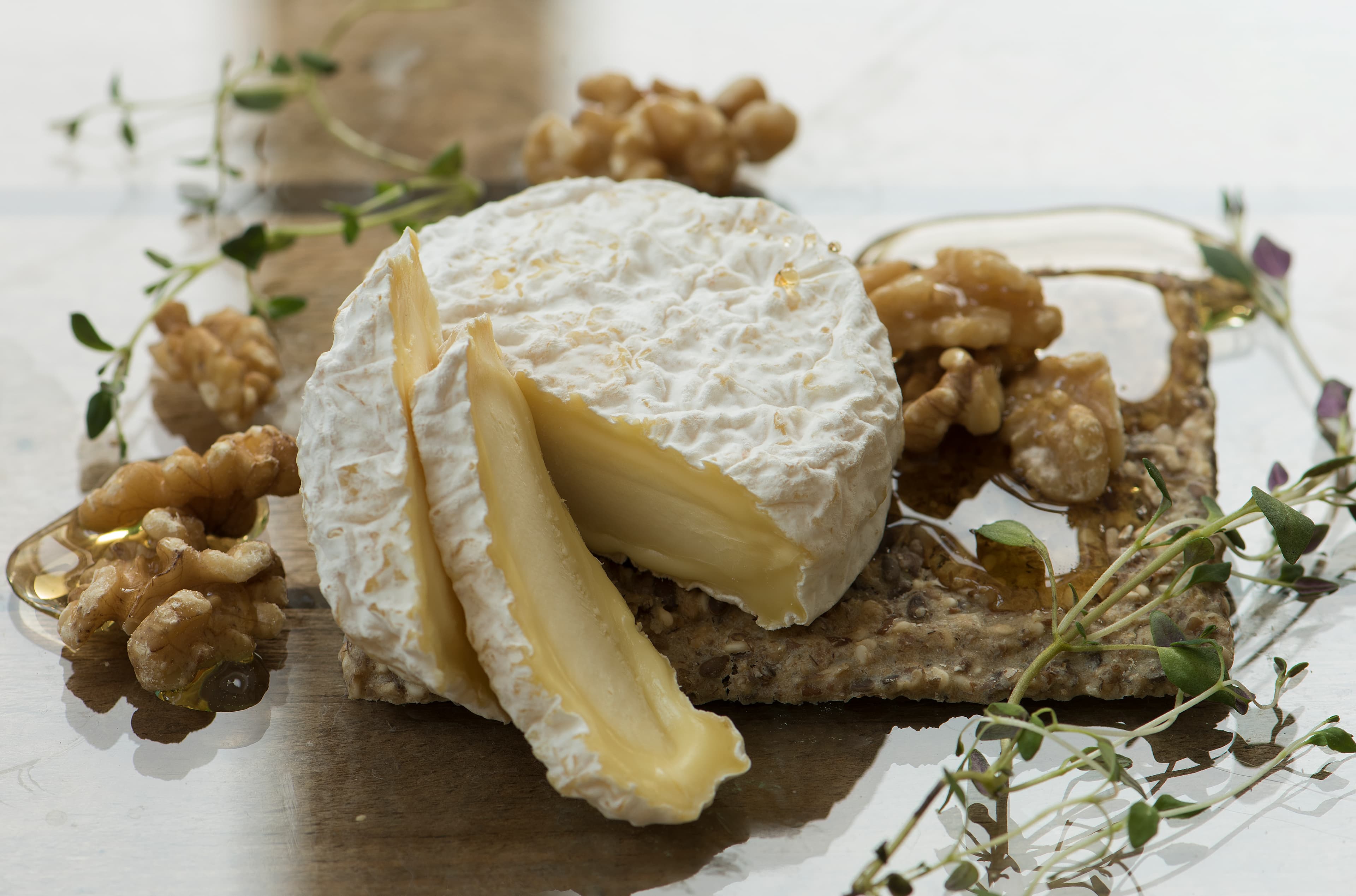 ROSALITA er en modnet ferskost. Svært vanlig ostetype i Frankrike, der den kalles Lactic-ost. I Norge har Norsk Gardsost besluttet at denne ostetypen skal kalles KREMOST.
Rosalita har mange smaker i seg, som vi tenker kun en ost av upasteurisert melk kan ha. Mange kjenner en mild smak av honning i den, en liten søtsmak. Rosalita smelter på tunga, og man tar en bit til, uten å tenke over det. Rosalita nytes gjerne med en god vin, og den er nydelig på hjemmelaget grovt knekkebrød sammen med en bit pære eller drue. Den passer meget godt på koldtbordet, enten som den er eller den kan smeltes med honning og valnøtter over.